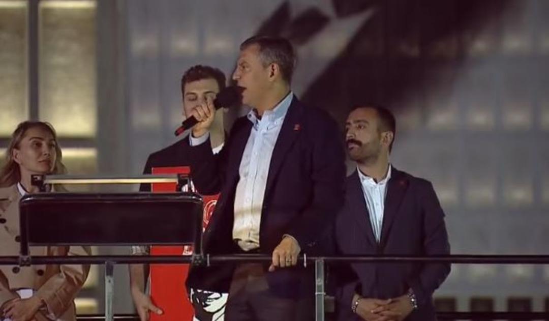 Özgür Özel, CHP nin Saraçhane mitinginde konuştu: "Dünya siyasi tarihinin en büyük imza kampanyasını yapıyoruz, sayı 20 milyonu geçti" 4