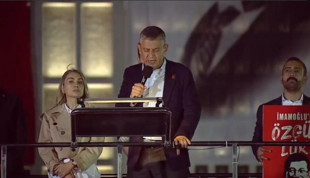 Özgür Özel, CHP nin Saraçhane mitinginde konuştu: "Dünya siyasi tarihinin en büyük imza kampanyasını yapıyoruz, sayı 20 milyonu geçti" 5
