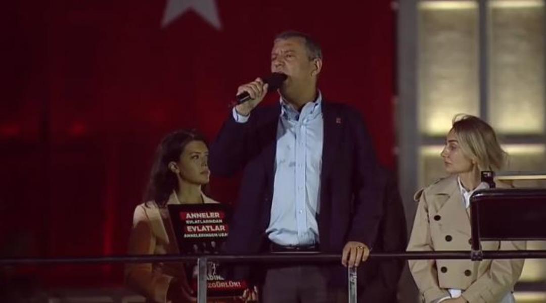 Özgür Özel, CHP nin Saraçhane mitinginde konuştu: "Dünya siyasi tarihinin en büyük imza kampanyasını yapıyoruz, sayı 20 milyonu geçti" 8