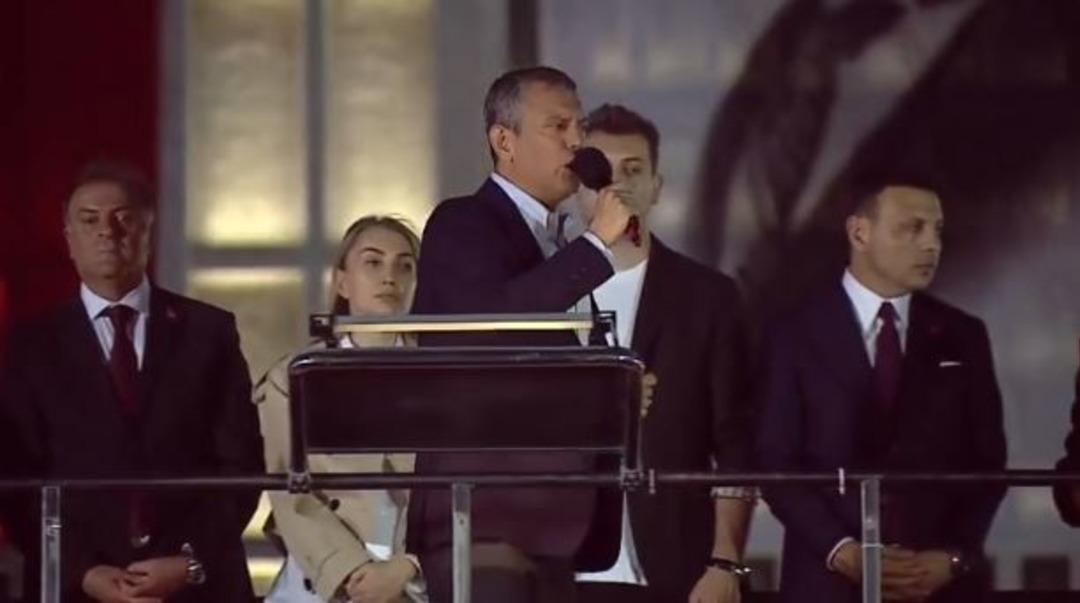 Özgür Özel, CHP nin Saraçhane mitinginde konuştu: "Dünya siyasi tarihinin en büyük imza kampanyasını yapıyoruz, sayı 20 milyonu geçti" 6