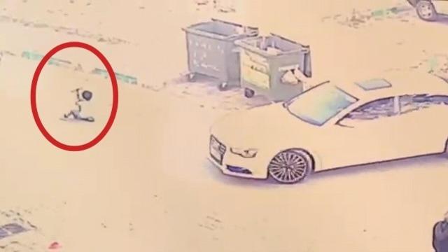 Bursa'da otomobilin çarptığı çocuk ağır yaralandı; o anlar kamerada