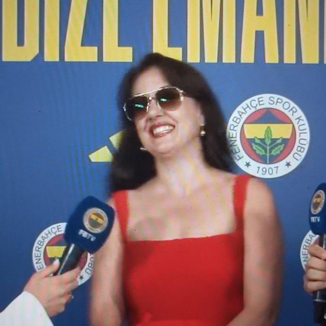 Meltem Cumbul, Fenerbahçe nin forma lansmanında seçtiği elbisenin rengiyle tepki çekti! 1