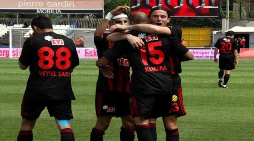 Es-Es kupada da tutulmuyor!