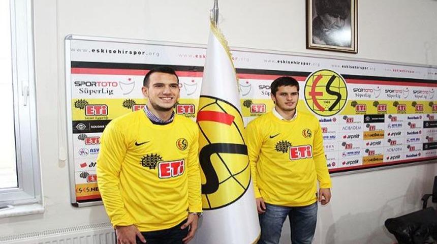 Es Es'ten iki imza birden..!