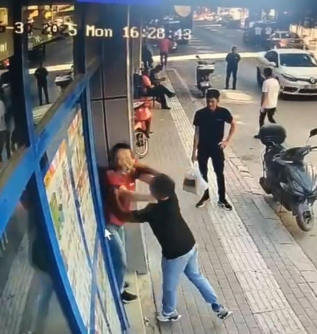 1200xauto Yer: Bursa! Kasada başlayan gerginlik yumruklu kavgaya dönüştü, kasiyerin burnu kırıldı