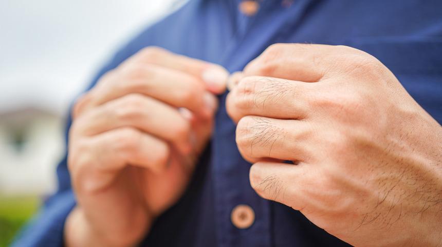 Erkek ve kadın kıyafetlerinde düğmeler neden farklı yönlerdedir? Sebebi nedir?