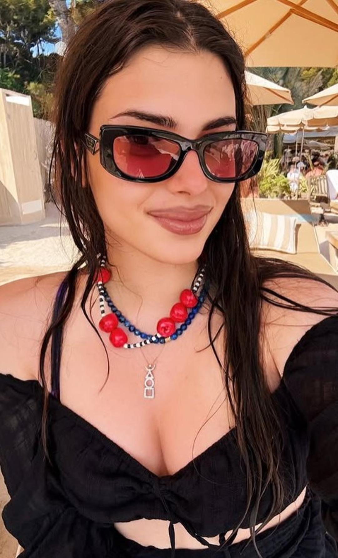 Defne Samyeli kızları Derin ve Deren ile Cannes ta tatile çıktı! Plajdaki görüntülerine tepki yağdı 1
