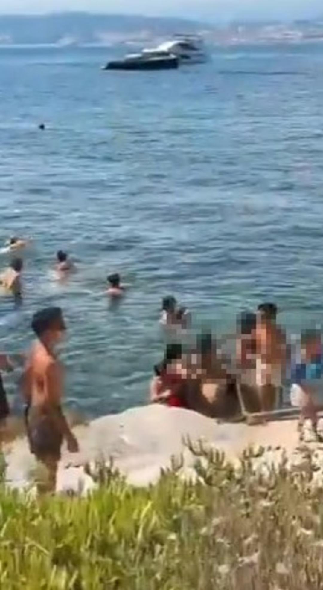 Defne Samyeli kızları Derin ve Deren ile Cannes ta tatile çıktı! Plajdaki görüntülerine tepki yağdı 3