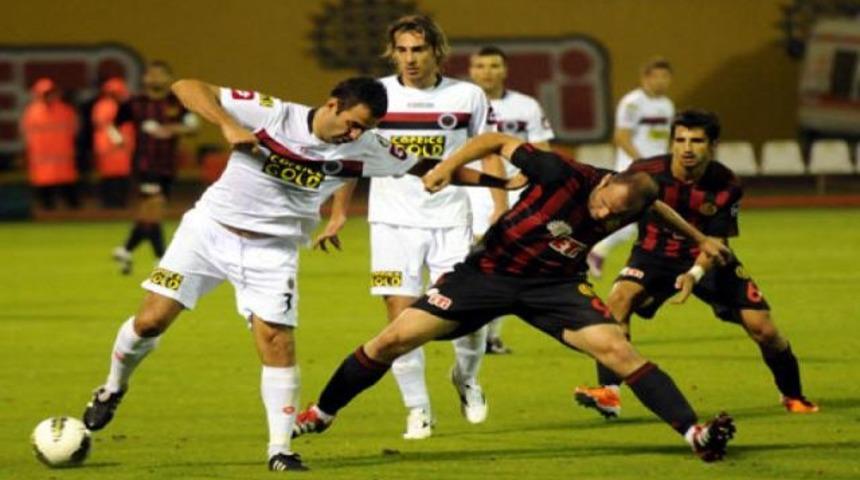 Gen&ccedil;ler Es-Es'e karşı...