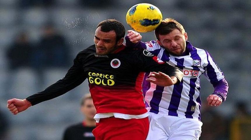 Gen&ccedil;ler evinde affetmedi!