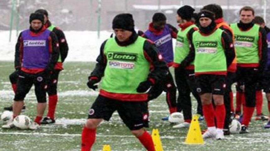 Gen&ccedil;lerbirliği, 8 eksikle &ccedil;alıştı!