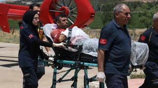 Çim biçme makinesine kolunu kaptırdı, ambulans helikopterle sevk edildi