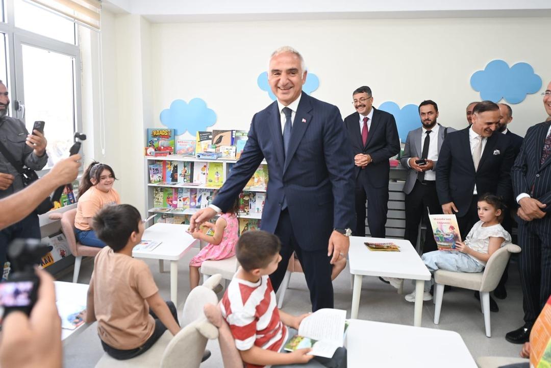 Bakan Ersoy "Terörsüz Türkiye"de Hakkari ye çıkarma yaptı! “Bu coğrafya artık terörle değil yatırımlarla, başarılarla, kültürle ve turizmle anılıyor” 1
