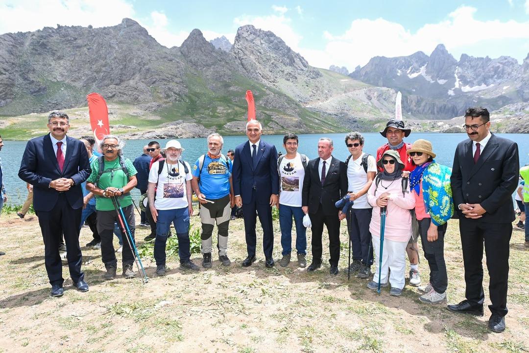 Bakan Ersoy "Terörsüz Türkiye"de Hakkari ye çıkarma yaptı! “Bu coğrafya artık terörle değil yatırımlarla, başarılarla, kültürle ve turizmle anılıyor” 3