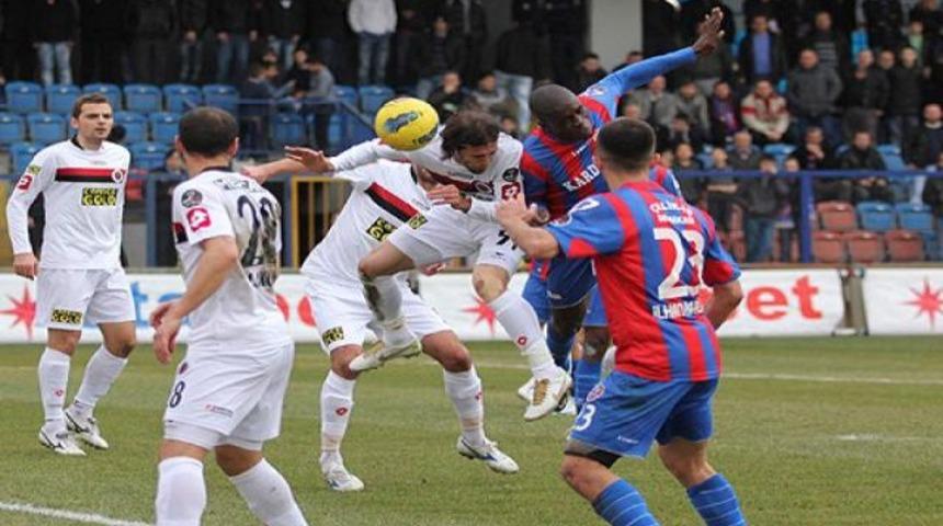 Karab&uuml;k evinde kazandı!