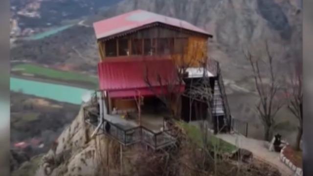  96 basamakla çıkılıyor! Tepedeki ev görenleri hayrete düşürüyor! 