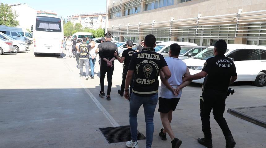 Antalya'da "Gece Avı" operasyonu kapsamında 20 kişi tutuklandı
