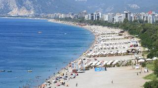 Antalya'da sıcak hava nedeniyle sahillerde yoğunluk yaşandı