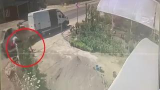 Yalova'da 4 aracın karıştığı kaza kamerada: Yol kenarındaki işçi ölümden döndü