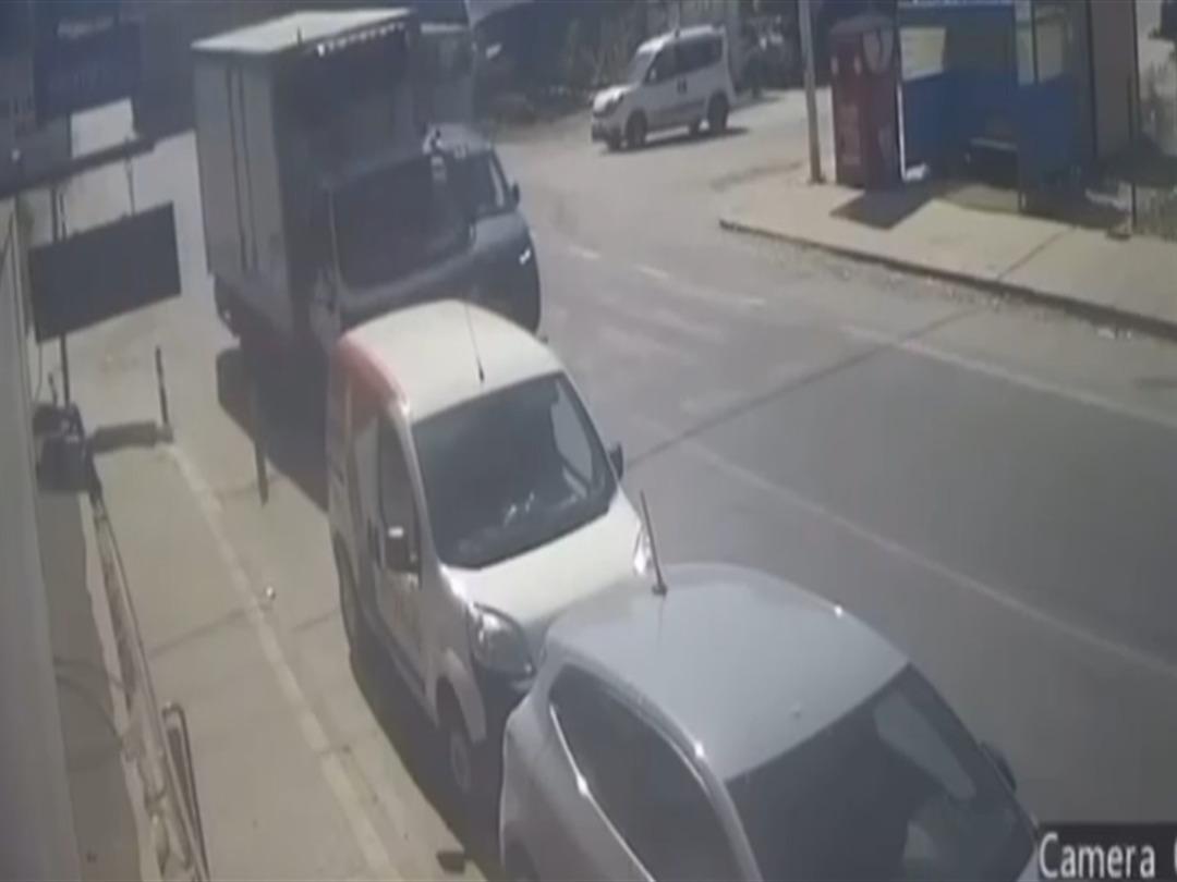 Yalova da 4 aracın karıştığı kaza kamerada: Yol kenarındaki işçi ölümden döndü 1