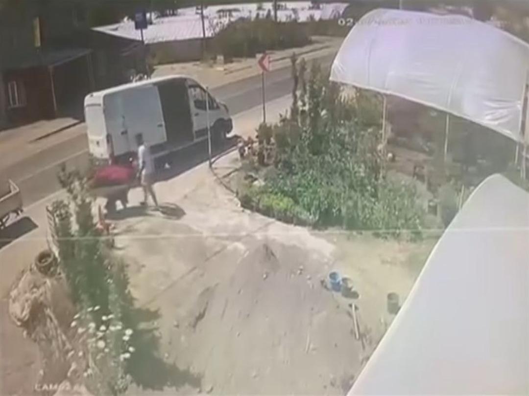 Yalova da 4 aracın karıştığı kaza kamerada: Yol kenarındaki işçi ölümden döndü 2