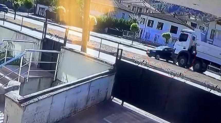 Düzce'de kamyon ile otomobil çarpıştı: 11 yaşındaki çocuk hayatını kaybetti