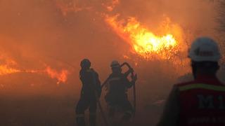 İzmir Çeşme'de yangın! İzmir-Çeşme kara yolu ulaşıma kapatıldı, alevler otoyola ulaştı