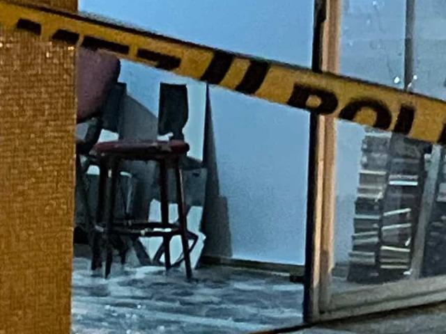 Akılalmaz olay! Kendi binalarındaki dükkanı kurşunladılar