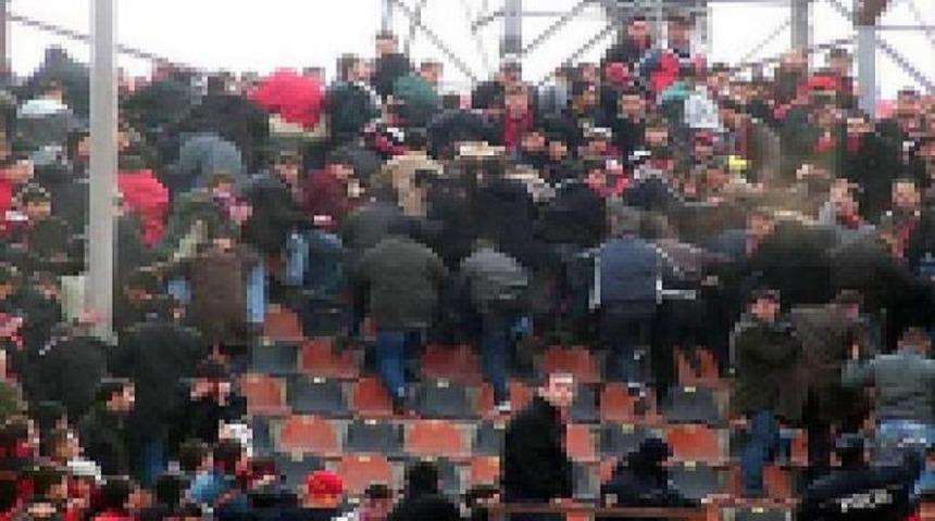 Gen&ccedil;ler-Sivas ma&ccedil;ında trib&uuml;n vahşeti!