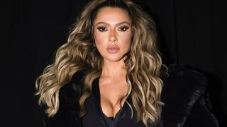 Hadise siyah saçları ve iddialı elbisesiyle yine adından söz ettirdi! 
