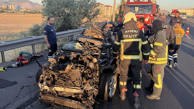 Kayseri'de inanılmaz kaza! Lüks araç adeta hurdaya döndü