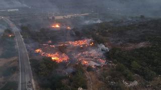 Yangın gece boyu devam etti! Çeşme'de alevler otoyolu da sardı: Ulaşım yine aksadı