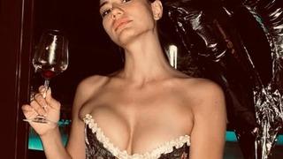 Eşref Rüya'nın Nisan'ı Demet Özdemir'den havuz pozları! Beğeni butonu çöktü 