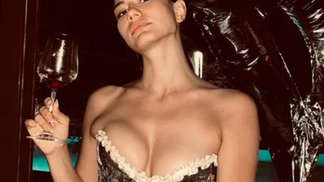 Eşref Rüya'nın Nisan'ı Demet Özdemir'den havuz pozları! Beğeni butonu çöktü 