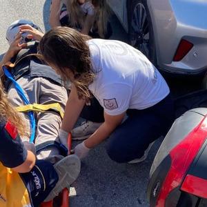 Bandırma’da motosiklet kırmızı ışıkta bekleyen araca çarptı