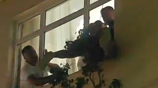 Camdan sarktı ikna edilemeyince müdahale edildi