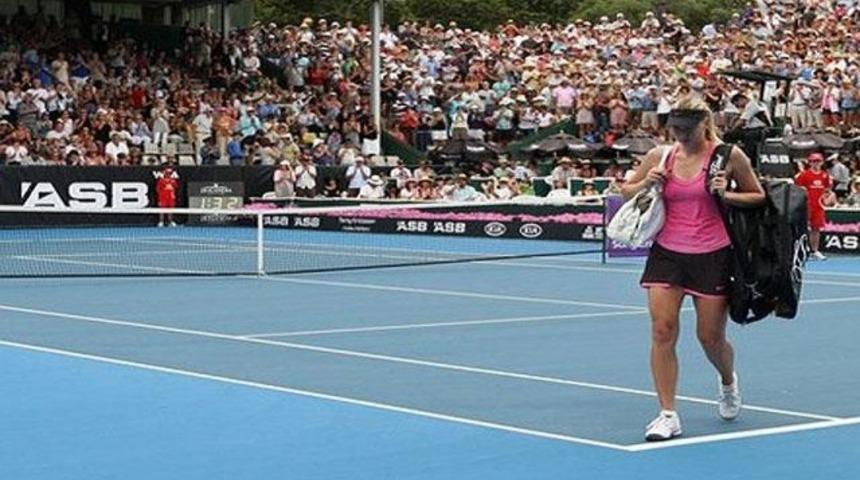 Sharapova havlu attı!