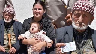 100 yaşına girdi ve torununun torunuyla pasta üfledi! Uzun yaşamın sırrını açıkladı