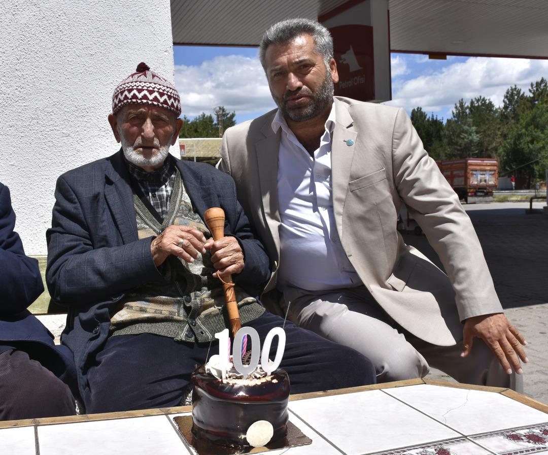 100 yaşına girdi ve torununun torunuyla pasta üfledi! Uzun yaşamın sırrını açıkladı 1