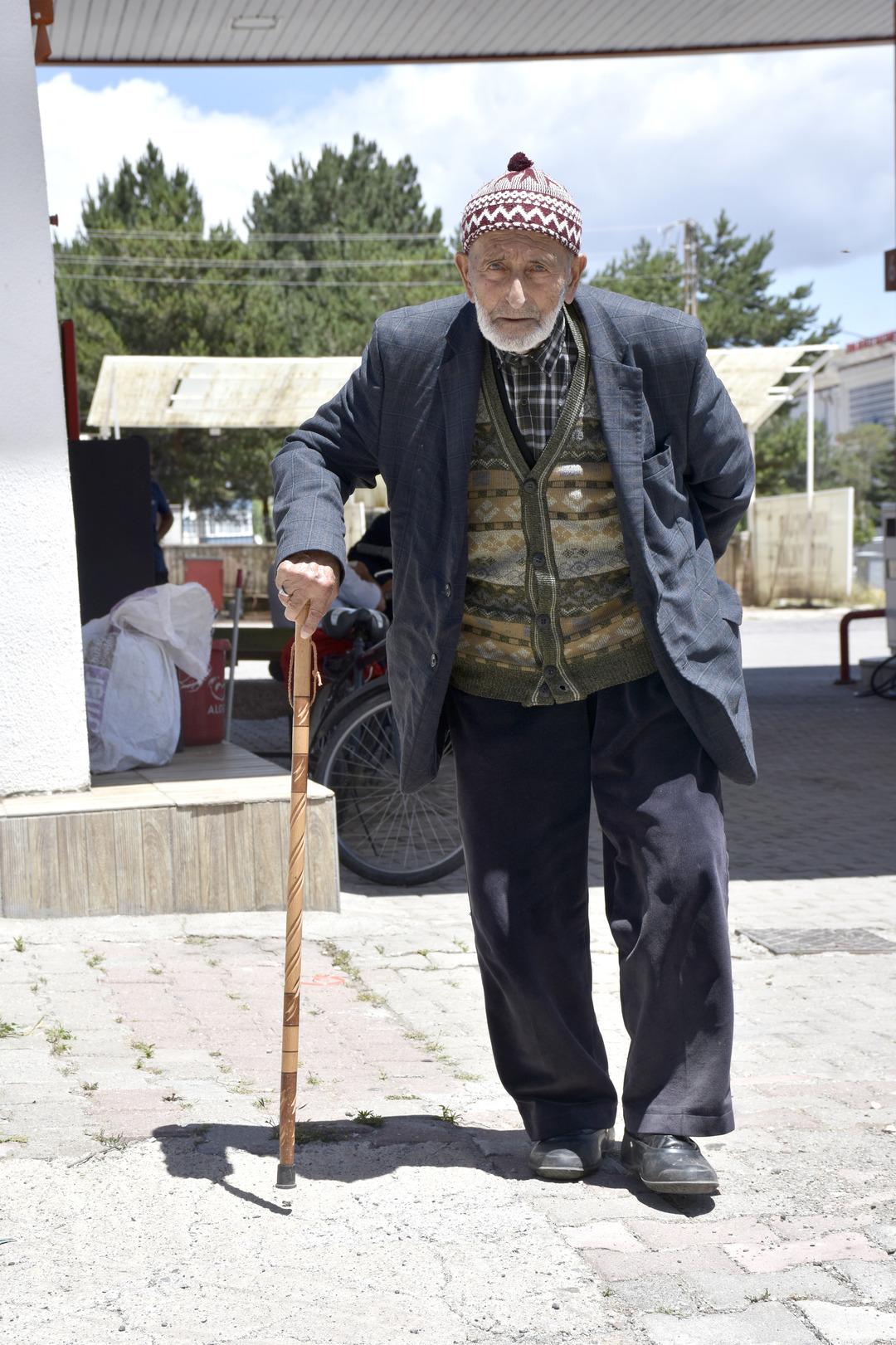 100 yaşına girdi ve torununun torunuyla pasta üfledi! Uzun yaşamın sırrını açıkladı 4
