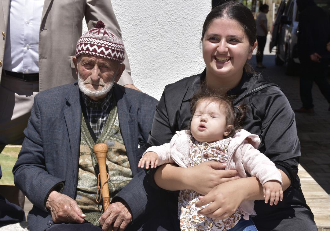 100 yaşına girdi ve torununun torunuyla pasta üfledi! Uzun yaşamın sırrını açıkladı 2