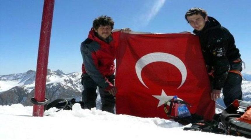 T&uuml;rk dağcı zirveden d&uuml;şerek &ouml;ld&uuml;!