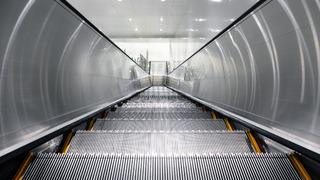 Yürüyen merdivenlerdeki basamaklar neden tırtıklıdır?