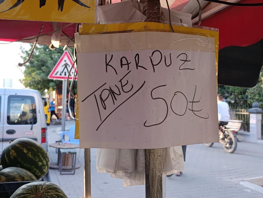 Fiyatı 1 TL ye düştü! Tek tek yere atıp kırdılar... Market fiyatına tepki 7