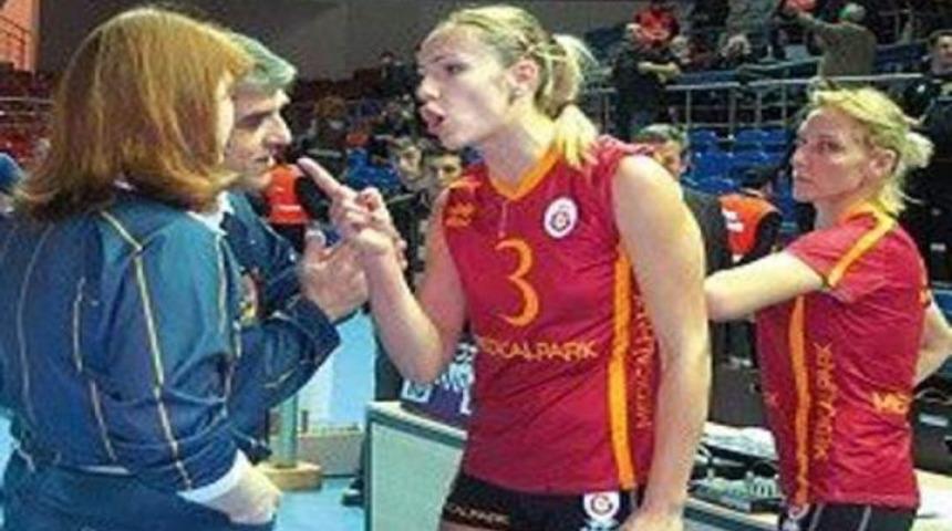 Kadın hakeme k&uuml;f&uuml;r edince...