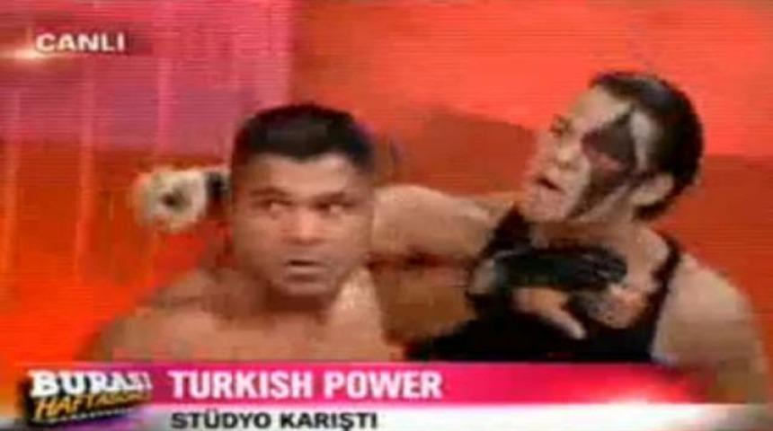 Canlı yayında tekmeler u&ccedil;uştu! (İZLEYİN)