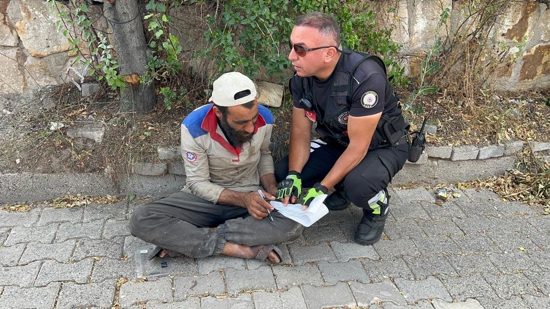 1200xauto Komedi filmi sahnesi olsa bu kadar olur... Polisi gördü, namaza durdu!