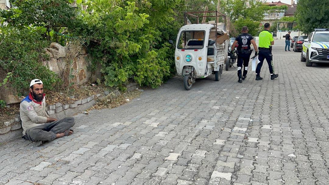 1200xauto Komedi filmi sahnesi olsa bu kadar olur... Polisi gördü, namaza durdu!