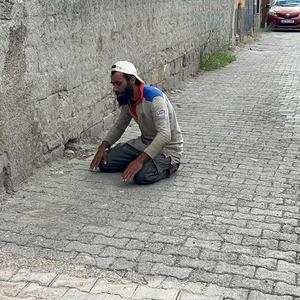 Komedi filmi sahnesi olsa bu kadar olur... Polisi gördü, namaza durdu! 