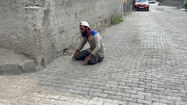 Polisi gördü, namaza durdu! 
